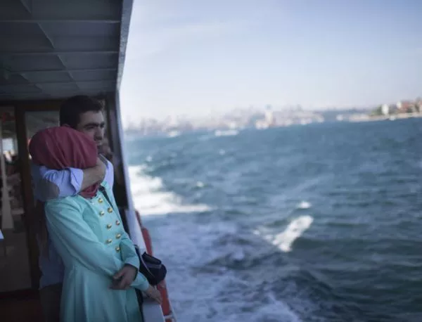 Турция разписа строги ограничения за интимност при сгодените 