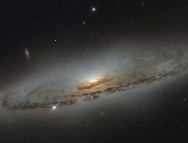 "Хъбъл" засне галактика с гладна черна дупка