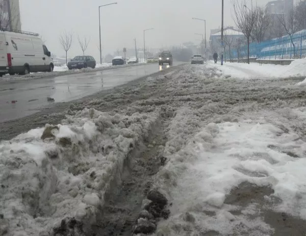 180 машини работиха по снегопочистването в София тази нощ