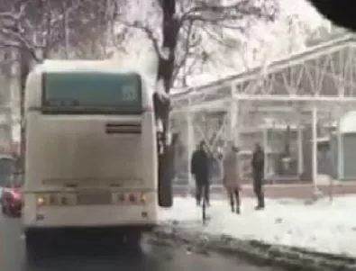 Хулиган потроши автобус на градския транспорт (ВИДЕО)