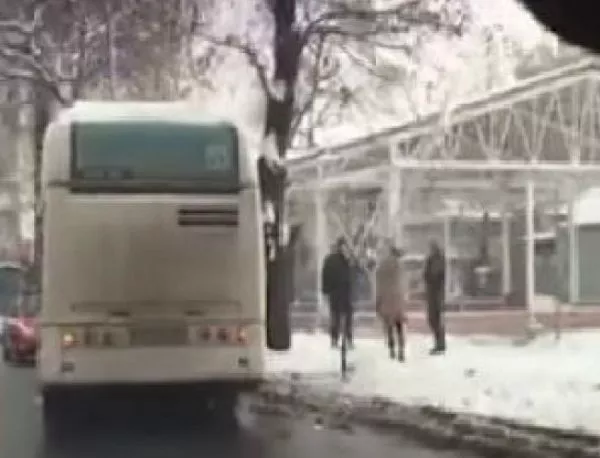 Хулиган потроши автобус на градския транспорт (ВИДЕО)