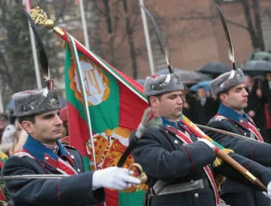 Освещават бойните знамена на българската армия