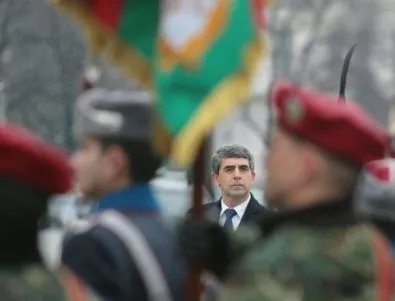 Президентът Плевнелиев участва в ритуала за освещаване на бойните знамена 