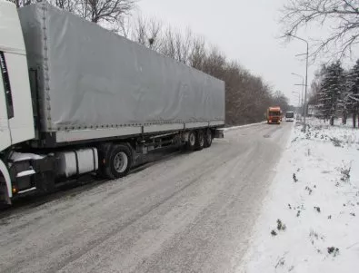 Почти в цялата страна са спрени за движение камионите над 12 тона