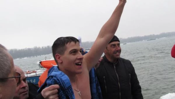 Треньор по плуване извади кръста от водите на Дунав в Русе