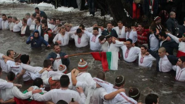 Стотици мъже участваха в традиционното хоро в река Тунджа в Калофер