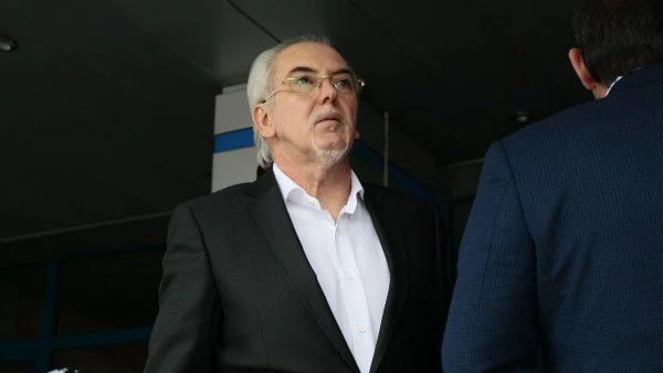 Местан: Оставам в политиката