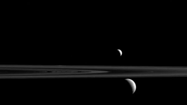 Три спътника на Сатурн на една снимка