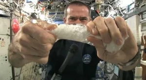 Какво се случва, когато изстискаш мокър парцал в космоса (видео)