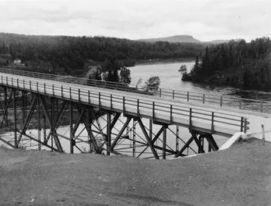 Студовете в Канада спукаха нов мост