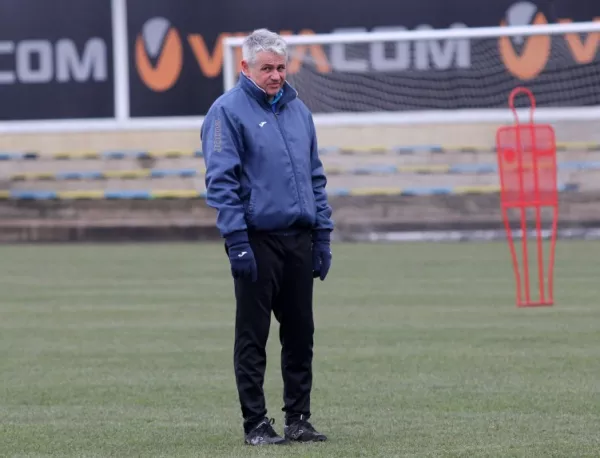Левски отрече слуховете, Стоев остава треньор на "сините"