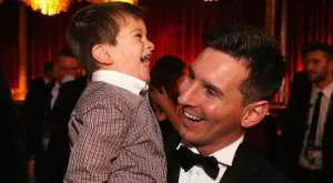 Пуснаха бутони с платина в чест на Петата на Меси (ФОТО)