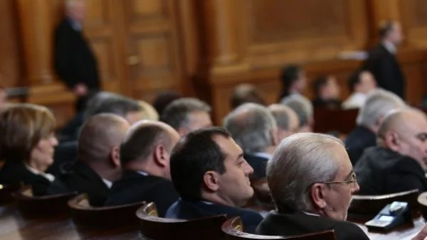 Местан и другите отцепници от ДПС седнаха при независимите