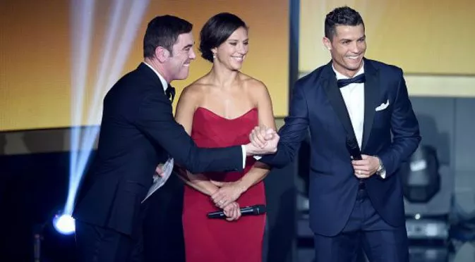 Футболистка №1 за 2015-а се гаври с Роналдо, а позира до него