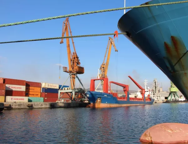 Молдовски кораб е задържан на варненското пристанище заради серия нарушения