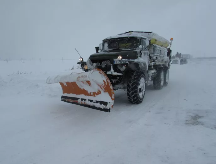 Над 300 машини обработват пътищата в районите със снеговалеж