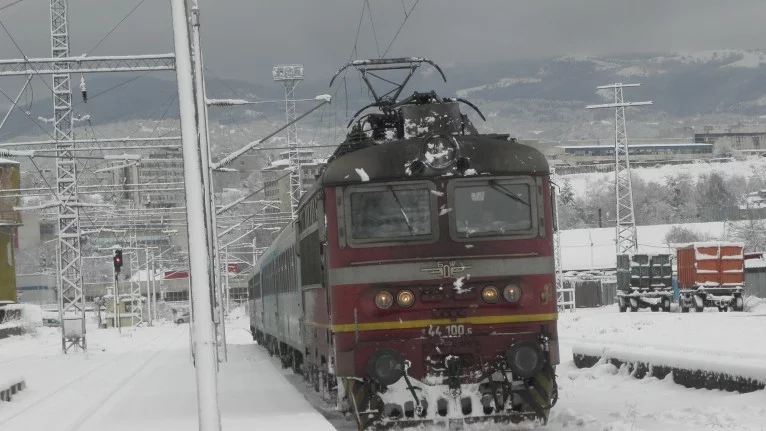 Влаковете в цялата страна се движат с огромно закъснение