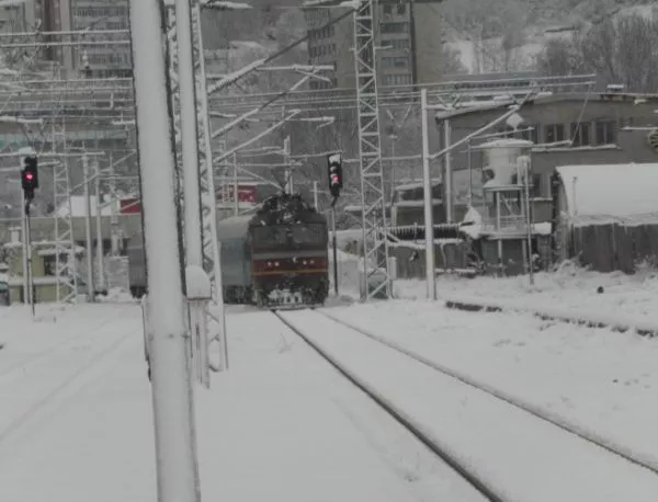 Движението на влаковете е прекъснато в 3 жп участъка на страната