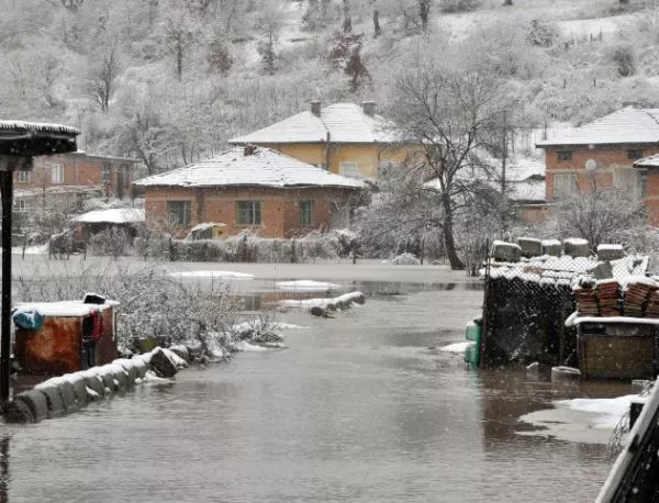 Близо 140 селища и 24 000 потребители в страната останаха без ток заради зимата