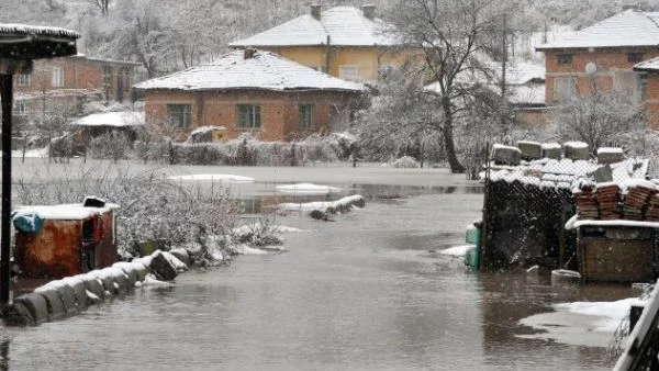 Близо 140 селища и 24 000 потребители в страната останаха без ток заради зимата