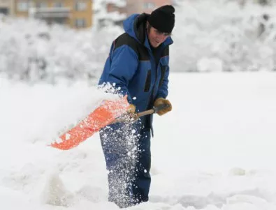 Двама души починаха от инфаркт в Чехия, защото чистели сняг