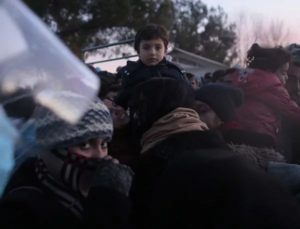 Македония спира да пропуска бежанци без документи