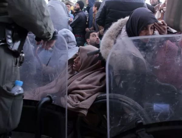 В Швеция стотици маскирани нападаха мигранти