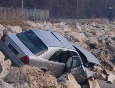 След катастрофа автомобил се приземи на крайбрежната алея във Варна