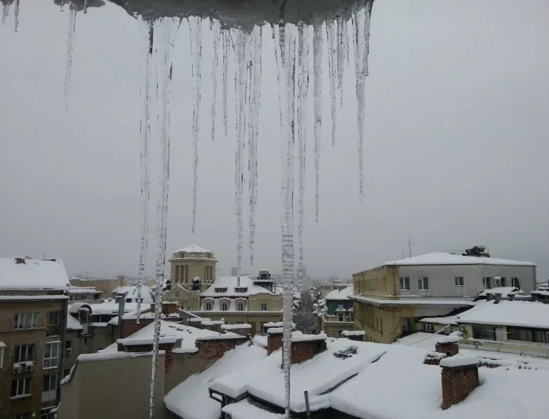 400 глоби за ледени висулки и непочистени тротоари в София за месец