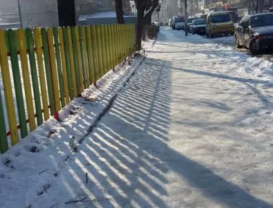Ледени пързалки по тротоари в Асеновград „дебнат“ граждани