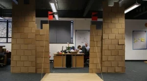 Шеф помоли служителите си да декорират офиса, те построиха замък 