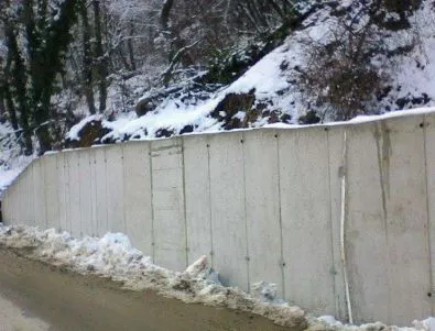 Дълга 12 метра допълнителна бетонна стена изграждат на пътя Асеновград - Лясково