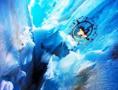 В дълбините на ледника с летящ робот (ВИДЕО)