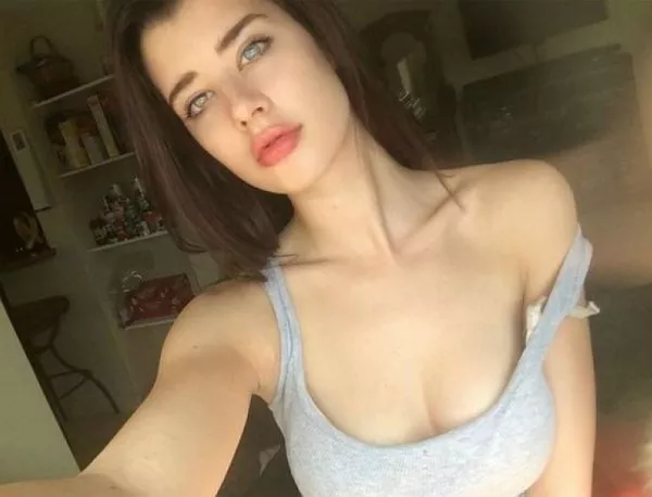 Момиче с различен цвят на очите побърка Instagram (СНИМКИ)