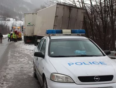 Катастрофа затвори пътя Симитли-Банско, има пострадал