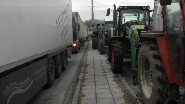 Гръцките трактори започнаха постепенно да се оттеглят от блокадите