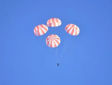 SpaceX изпита космическите си парашути (ВИДЕО)