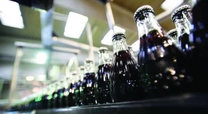 Световният лидер в устойчивото производство на напитки Coca-Cola HBC обяви нови ангажименти за намаляване на въглеродните емисии и опазване на водата