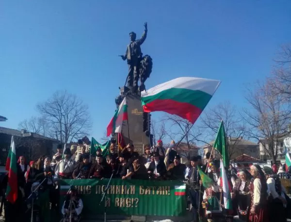 Карловци излязоха на протест срещу промените в учебните програми 