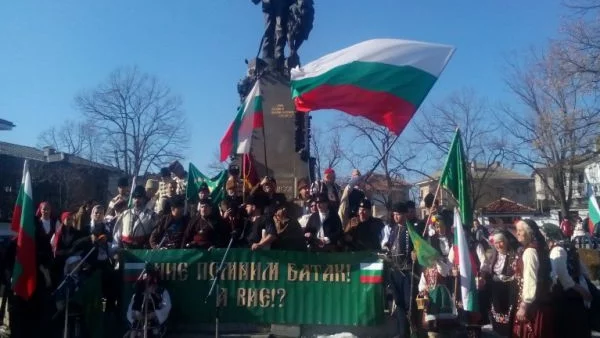 Карловци излязоха на протест срещу промените в учебните програми 