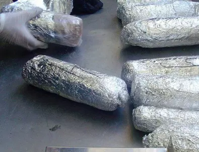 Задържаха близо 5,7 кг хероин, скрит в акумулатор 