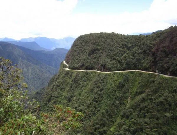 Пътят на смъртта: екстремният North Yungas Road в Боливия (ВИДЕО)