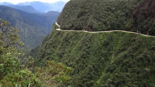 Пътят на смъртта: екстремният North Yungas Road в Боливия (ВИДЕО)