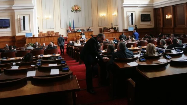Депутатите гласуват оставката на правителството на 16 ноември 