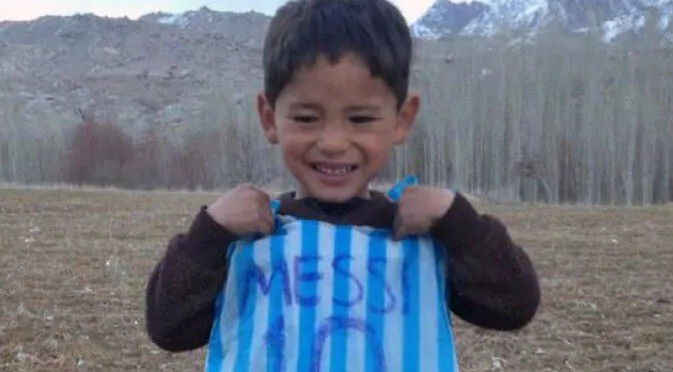 ВИДЕО: Малкото афганистанче получи екип на Барса, но не се разделя с плика "Меси"