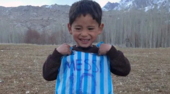 Помните ли това малко афганистанче? Меси имаше нова грандиозна изненада за него (ВИДЕО)