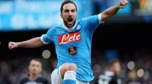 Дузпа остави Наполи на върха в Серия А   