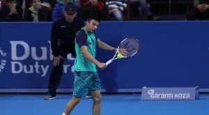 Гулбис елиминира Кузманов на крачка от финала в Швейцария