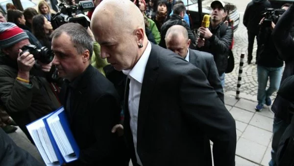 КС решава днес ще има ли дело за референдума на Слави