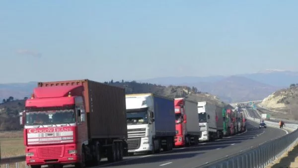 3 км от товарни автомобили на изход от ГКПП Лесово